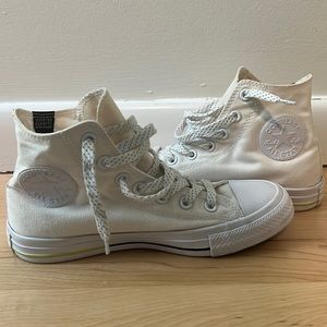 Used, unisex off white and white Converse, size 5 men’s/ 7 women’s